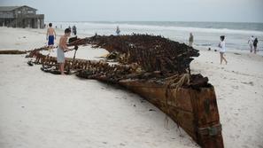 Stara razbitina ladje, ki o je naplavilo ob orkanu Isaac.