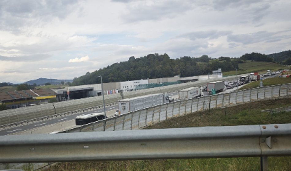 Na avtocesti počilo, zaprt vozni pas