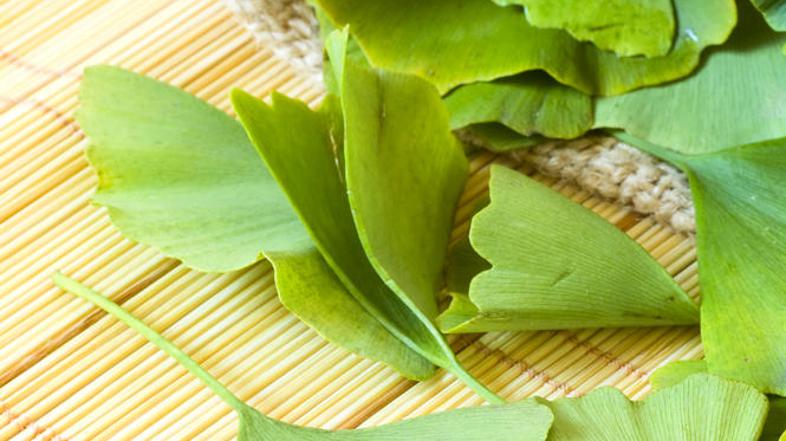 Ljudje pripravke iz ginko bilobe uporabljajo za zdravljenje depresije, izgube sp