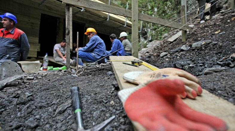 Slovenske novice: Delavci, pozor: Vse to obljublja Golob!
