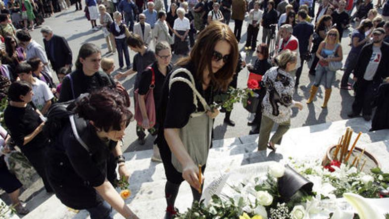 Nepregledne množice Beograjčanov so se poklonile preminulemu Francozu.