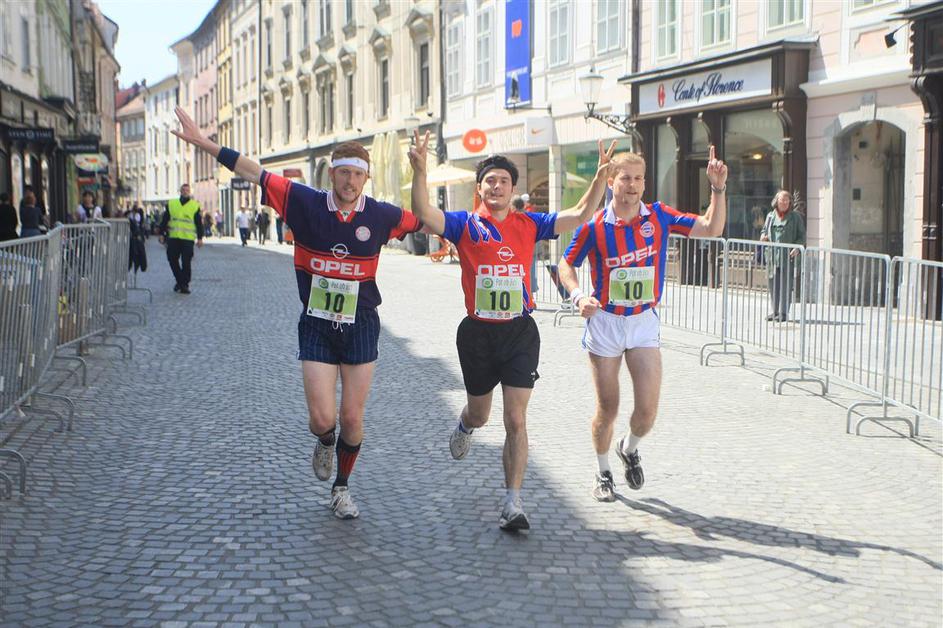 Če želite visokoresolucijsko fotografijo, nam pošljite elektronsko sporočilo na 