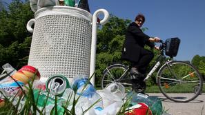 ljubljana 08.05.2008 zenska na kolesu se pelje mimo smeti v parku Tivoli, dan po