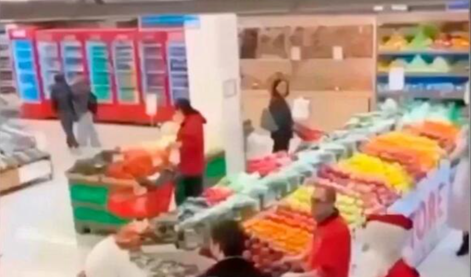 Sredi trgovine zapele pesti, v glavnih vlogah Božiček in dedek Mraz