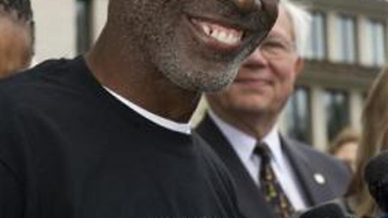 Bain je komaj čakal, da se vrne domov k mami in ostalim sorodnikom. (Foto: chron