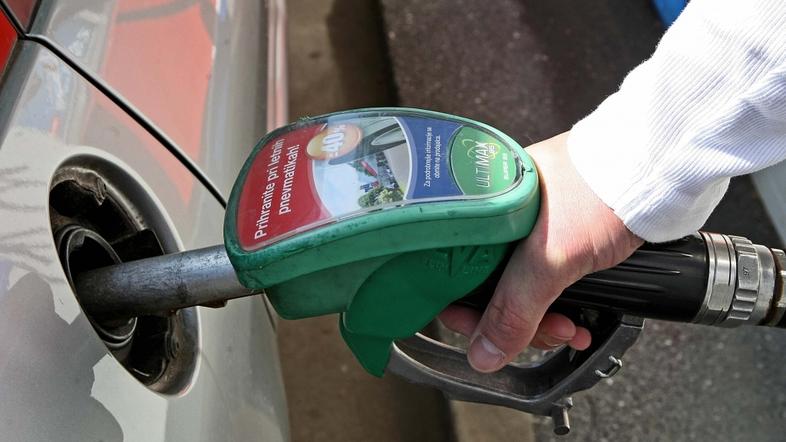 slovenija 29.04.2010 tankanje goriva, bencin, gorivo, petrol, bencinska crpalka;