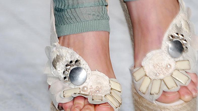 Zdravniki odsvetujejo pogosto nošenje čevljev s peto, višjo od treh centimetrov.