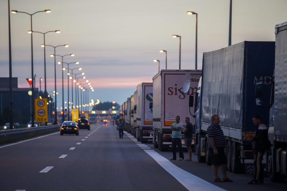 Tovornjakarji na srbsko - hrvaški meji | Avtor: EPA
