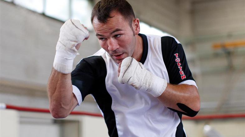 Dejan Zavec tudi tokrat zaključne nianse pili v tradicionalni pripravljalni bazi