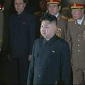 Kim Jong Un žaluje za svojim očetom. Državo prevzema skupaj z velikanskim vojašk