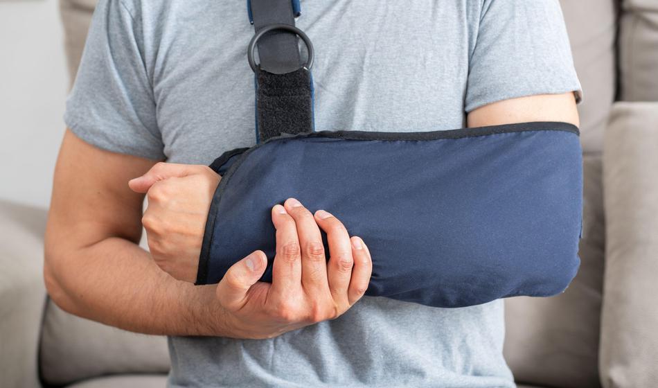 Med bolniško se mu izteče pogodba o zaposlitvi, mu bolniško nadomestilo pripada?