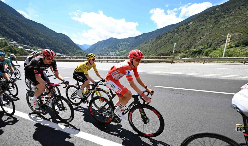 Pogačar napadel že 50 km pred ciljem, med prvimi zasledovalci tudi Roglič