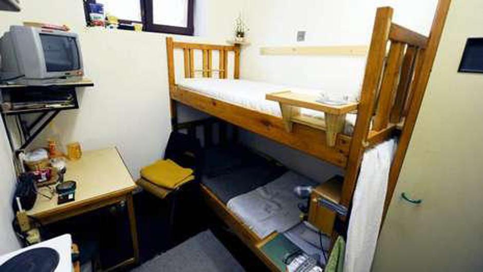 Josef Fritzl ima v dvodelni sobi na voljo pograd, stranišče, televizijo, radio i | Avtor: Žurnal24 main