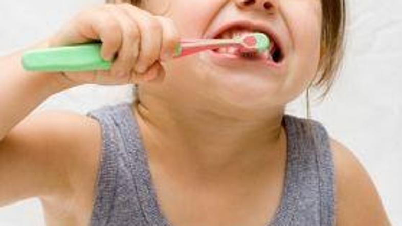 Tudi najmlajše naučite pravilnega ravnanja z zobmi.