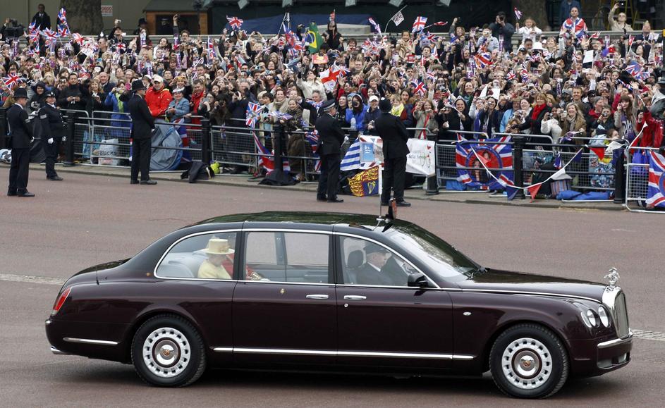Kraljica Elizabetha II. je za prihod na poroko izbrala rolls-royce.
