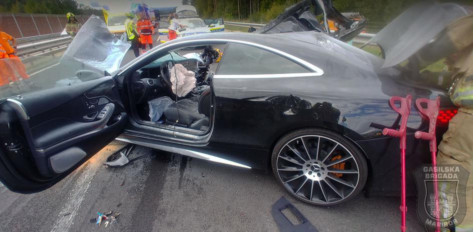 Prometna nesreča na avtocesti smrt nalet tovornjak