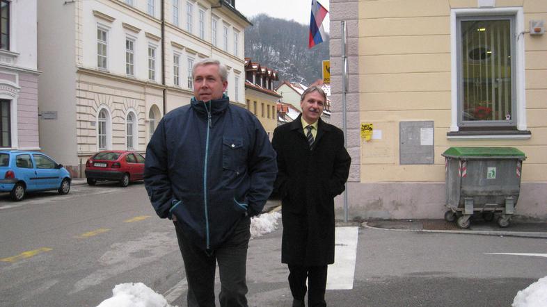 Občinski uslužbenec Niko Somrak in njegov pooblaščenec Drago Šribar sta zadovolj