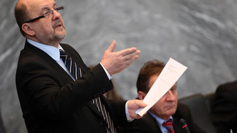 Jelinčiča zanima, ali bo slovenska vlada krila tudi stroške hrvaške vlade.