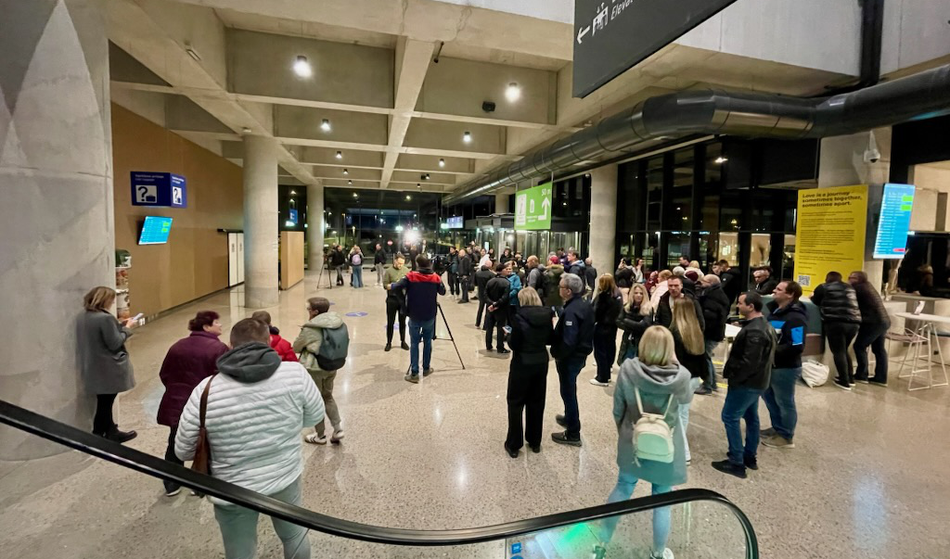 Letalo pristalo na Brniku: Svojci nestrpno čakajo bližnje