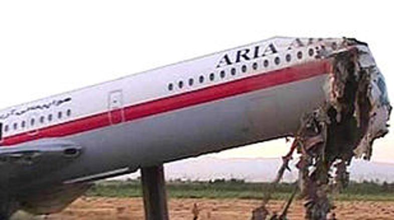 Ko je zagorelo v pilotski kabini, je letalo trčilo v zid blizu pristajalne steze