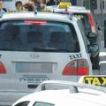 Taksisti so zaradi uvedbe brezplačnega avtobusa vse bolj slabe volje, saj na dan