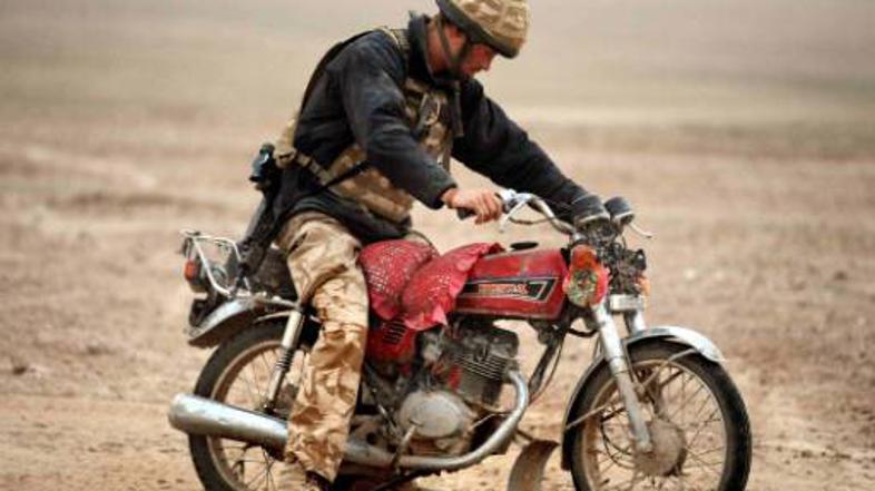 Harry med ogledovanjem nekega zapuščenega motorja. Prepričan je, da bi bila njeg