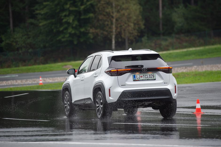 Preizkus zaviranja s Toyotinimi vozili na AMZS poligonu varne vožnje na Vranskem. | Avtor: Anže Petkovšek