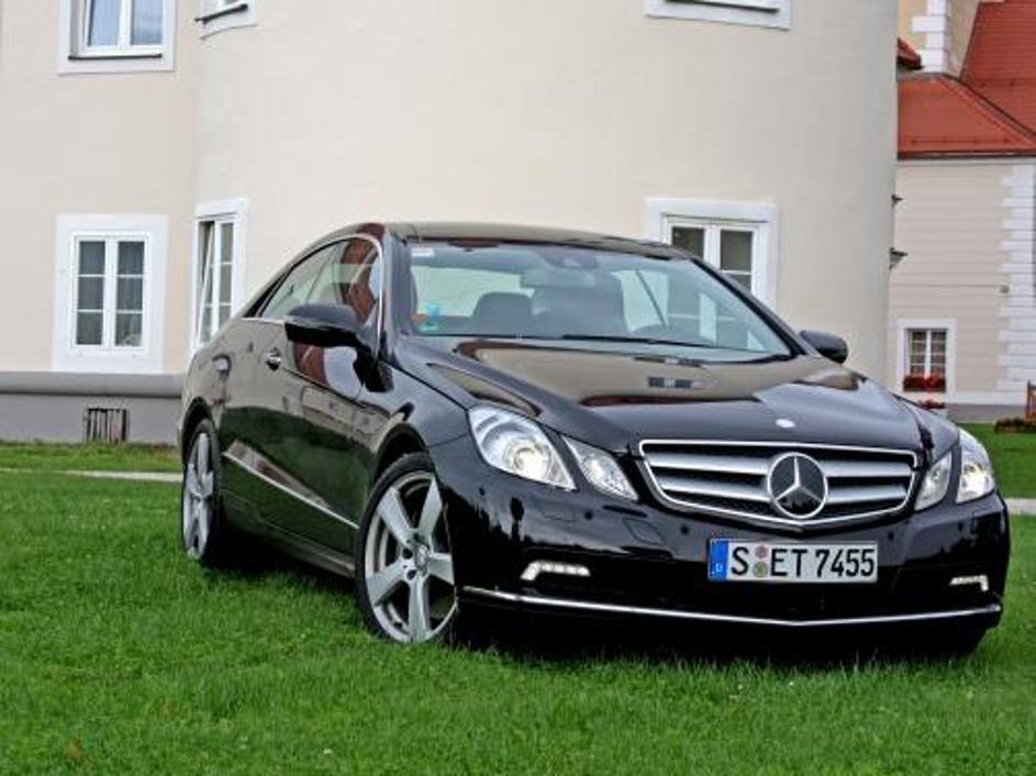 4,70 metra dolgi kupe je od limuzine sicer 17 cenimetrov krajši, ponuja pa za ku