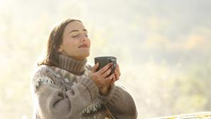 Sreča, ženska, čaj, kava, mir, veselje, notranji mir, pomirjenost, hvaležnost