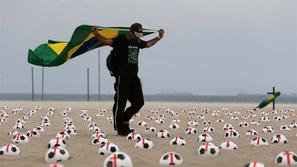 Copacabana protest Rio de Janeiro protestnik žoga žoge plaža demonstracije