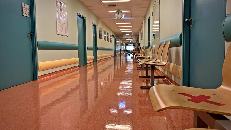 Čakalnica zdravnik ambulanta bolnišnica pacienti klinika