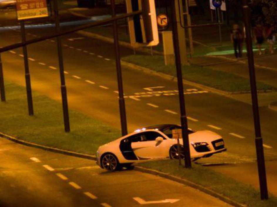 Voznik audija R8 je pot s 120 tisoč evrov vrednim vozilom končal na zelenici med
