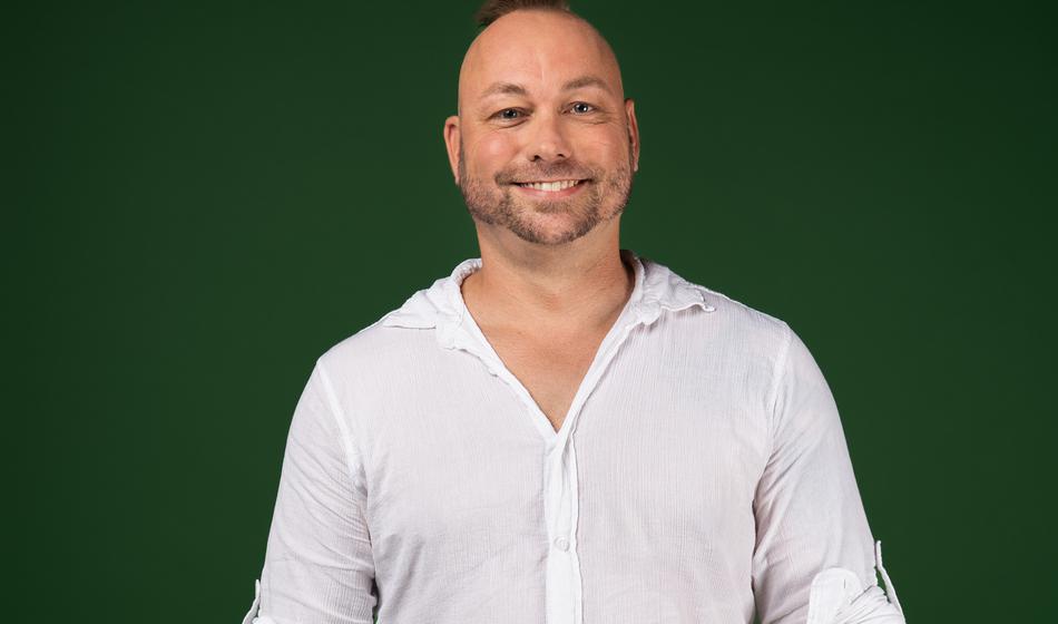 Kmetija: Wow, kakšno lepo dekle ima Dejan, ni čudno, da omenja zaroko!