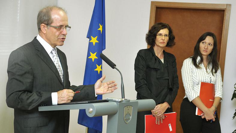 Minister za delo Ivan Svetlik načrtuje, da naj bi nov zakon začel veljati z leto