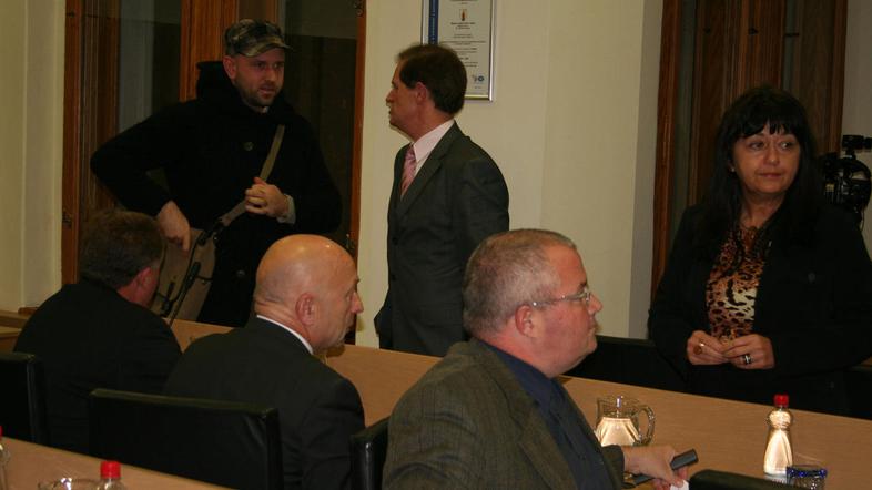 Po polurnem čakanju je moral novomeški župan Alojzij Muhič odpovedati izredno se