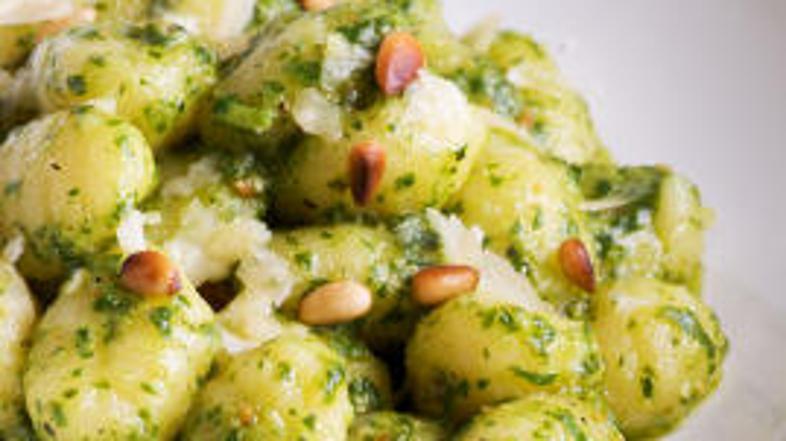 Okrasite s pinjolami.