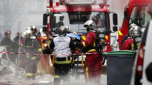 Eksplozija in požar v pariški pekarni, umrla sta dva gasilca