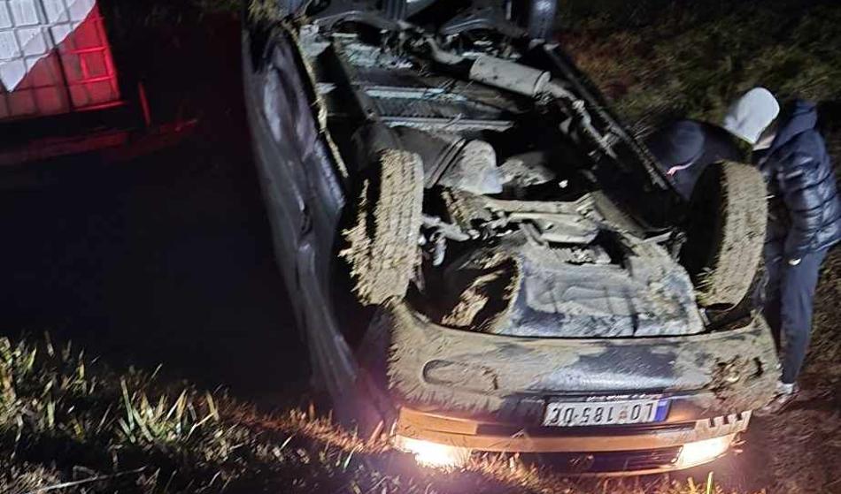 Zletel z avtoceste in pristal na strehi