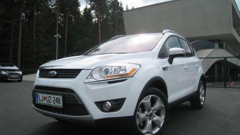 Novosti, ki jih kuga prinaša, so tudi barvna kamera z vzvratno vožnjo, ločeno od