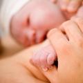 Porod na pručki je lahko manj stresen za mater in otroka. (Foto: Shutterstock)