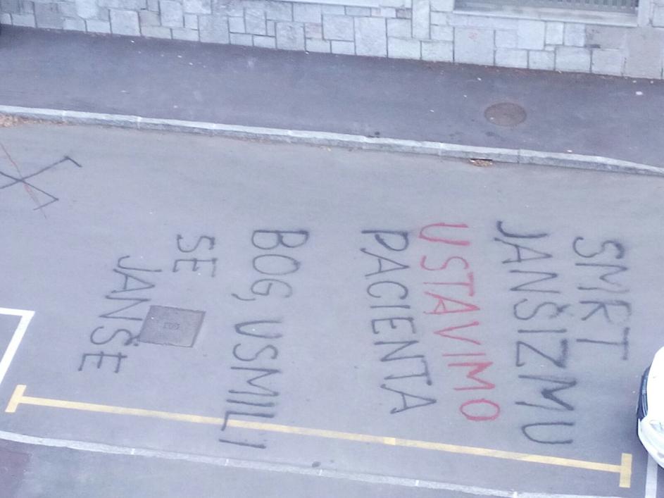 Grafit pred sedežem stranke SDS na Trstenjakovi v Ljubljani