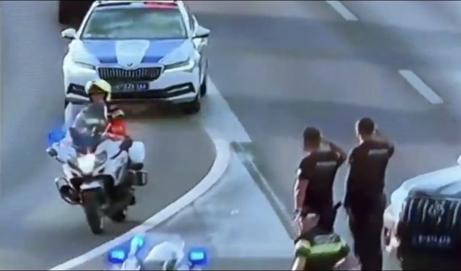 Policisti salutirali konvoju, ki je prevažal Mladićeve posmrtne ostanke