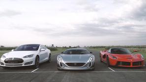 Rimac concept one v sredini proti tesli model S (levo) in ferrariju LaFerrariju 
