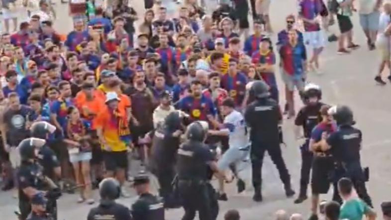 Barcelona navijač zastava Elche policija