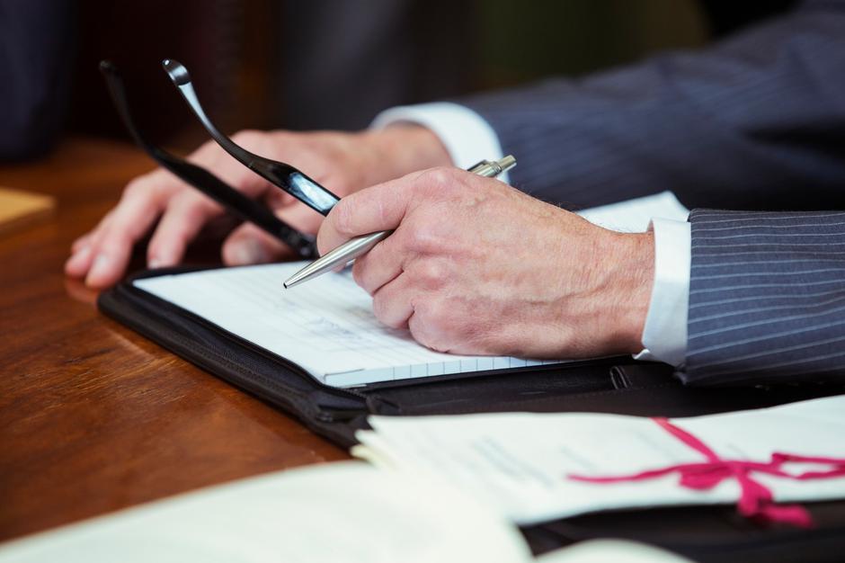 odvetnik pisalo dokumenti | Avtor: Profimedia