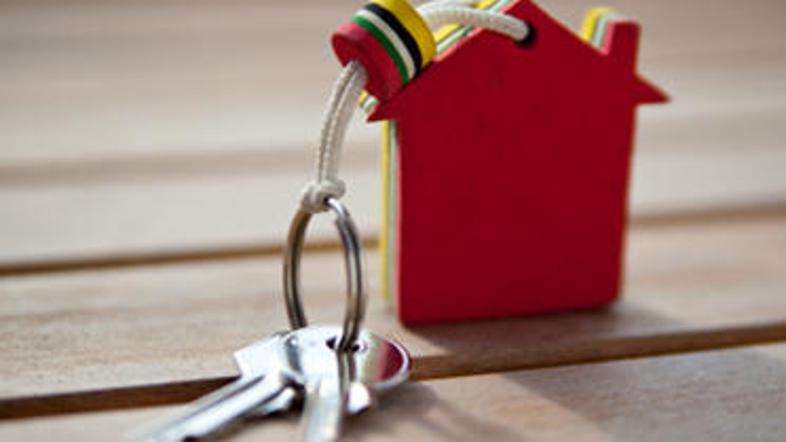 Na ključe obesite živahen obesek.