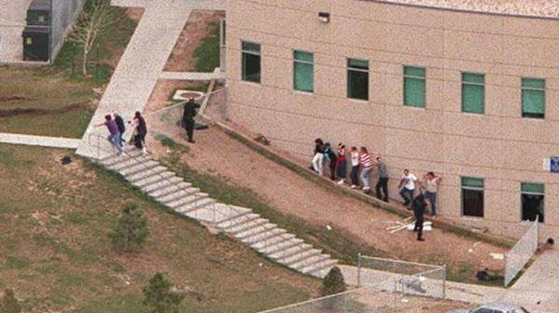 Policisti so obkrožili šolo in se obstreljevali z obema, vmes pa so se šolarji r