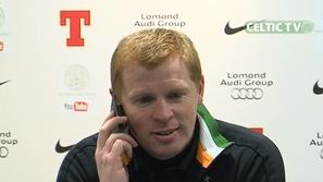 Lennon Celtic novinarska konferenca mobitel telefon žena novinar