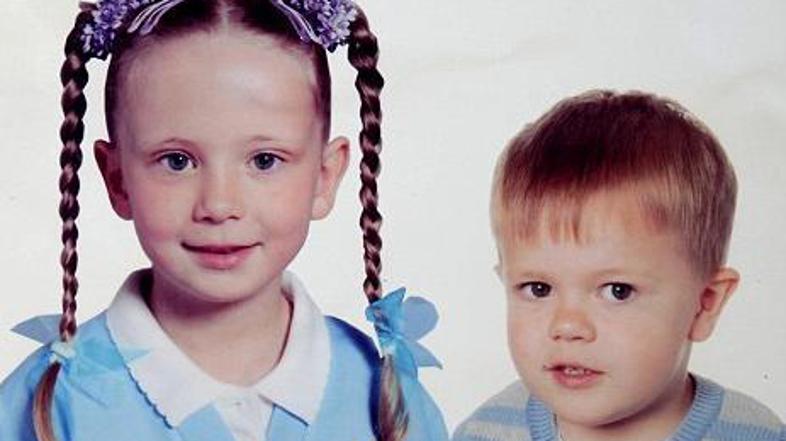 Amy (7) in Owen (3) sta se zadušila v trenutku, ko jima je oče čez obraz povesil