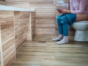 Uporaba telefona na stranišču